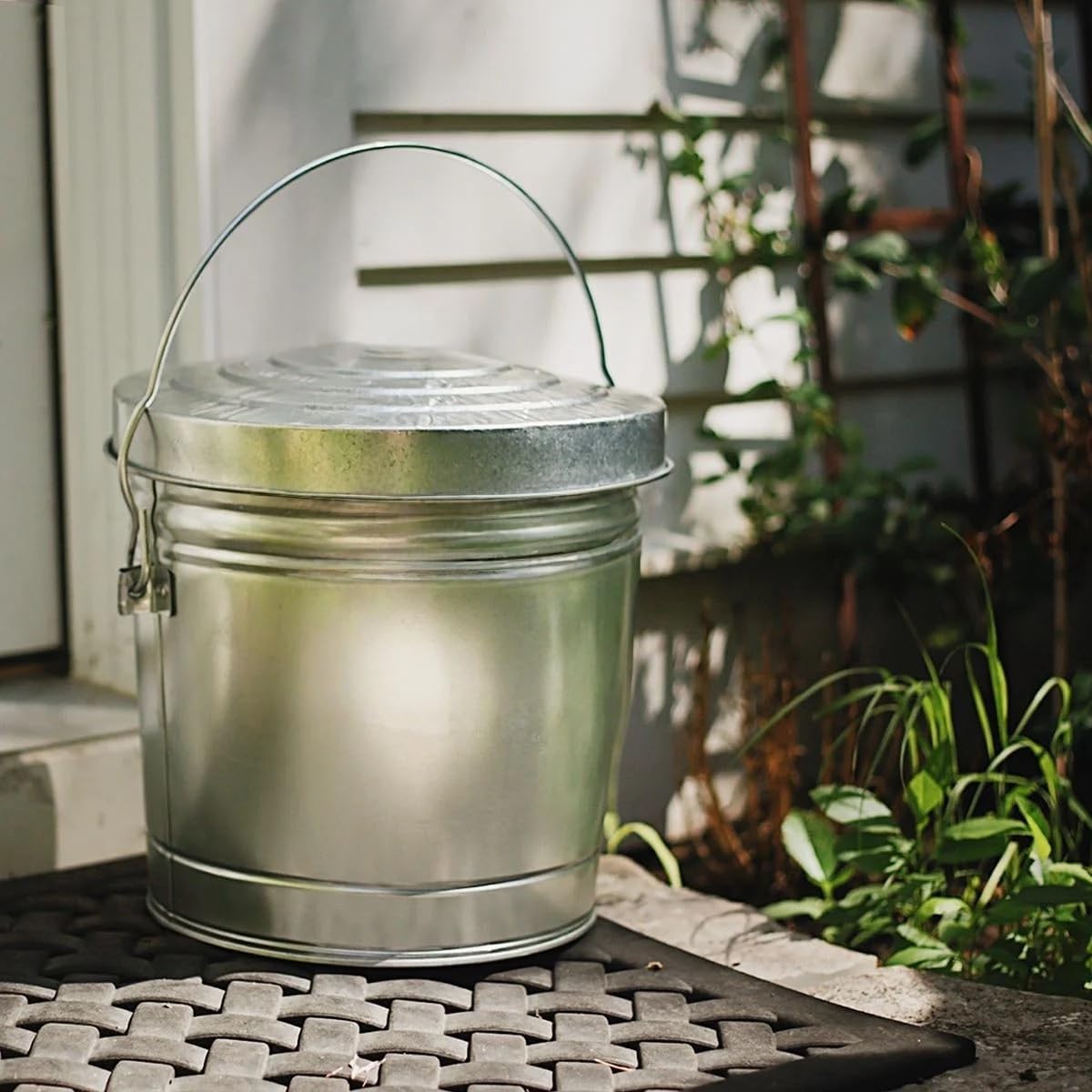 6-Gallon Galvanized Steel Storage Can with Locking Lid W8989